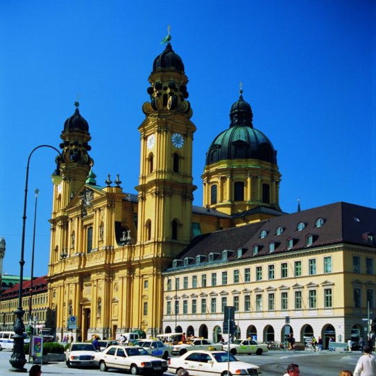 Theatinerkirche Odeonsplatz Altstadt München Creme Guides