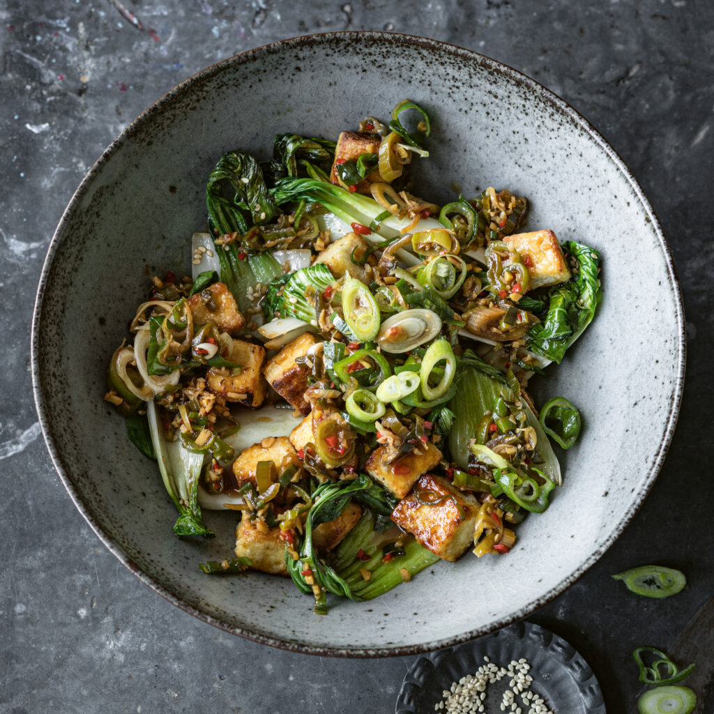 Chilischarfer Teriyaki-Tofu mit Pak Choi | Deftig Vegan | CREME GUIDES